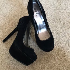Black Pumps